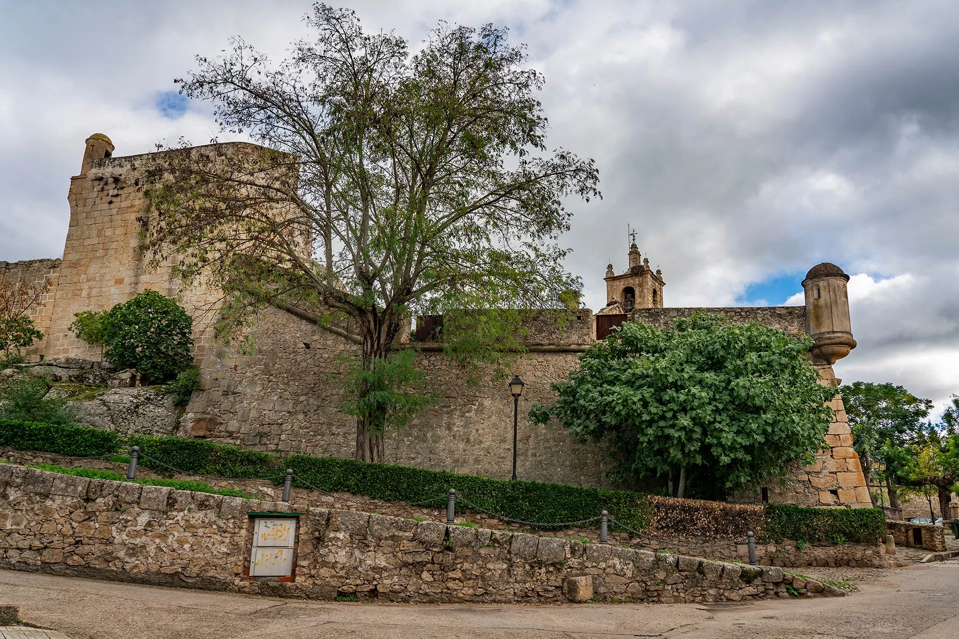 Muros y torre del Castillo-Fortaleza de Valencia de Alcántara