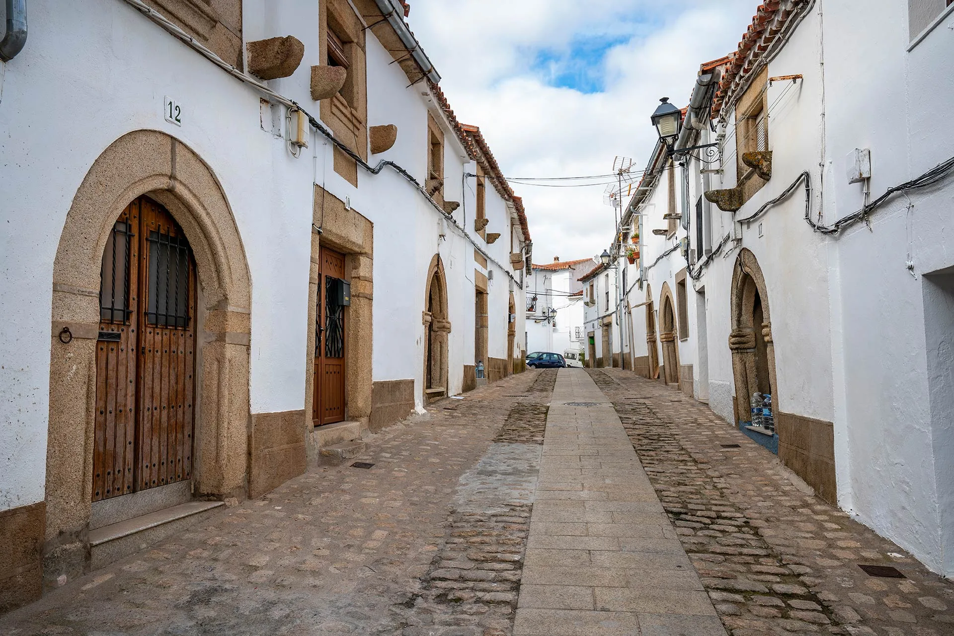 Calle del Barrio Gótico–Judío con portadas de granito