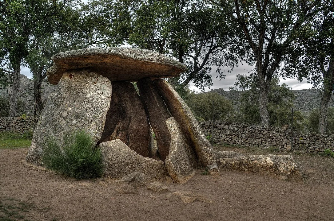 Cámara de granito y cubierta del dolmen de El Mellizo