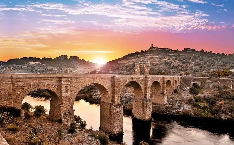 Arcos del puente romano de Alcántara sobre el río Tajo