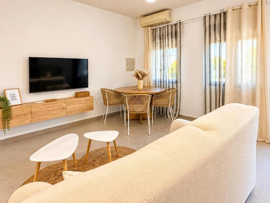 Salón con sofá y mesa del Estudio Don Pedro II Bajo en Valencia de Alcántara