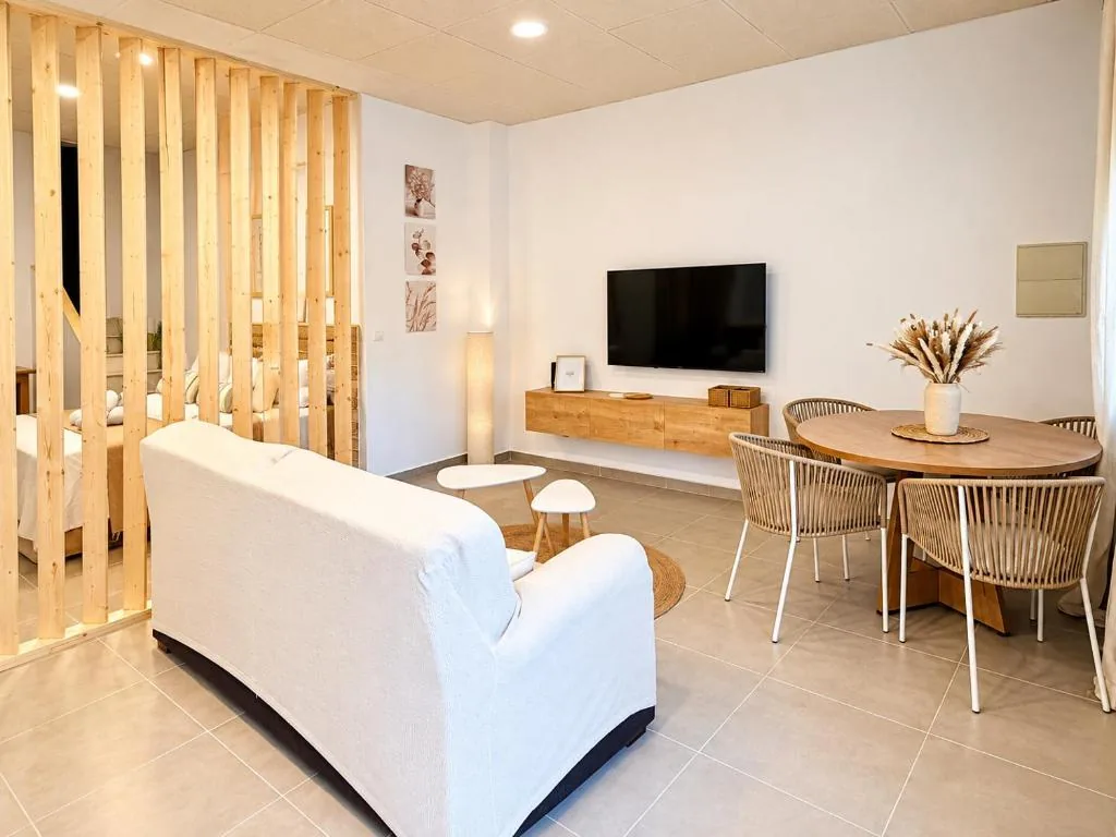 Sofá y zona de comedor del Estudio Don Pedro II Bajo