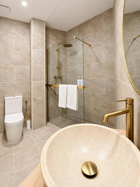 Baño con lavabo, inodoro y ducha del Estudio Don Pedro II Bajo