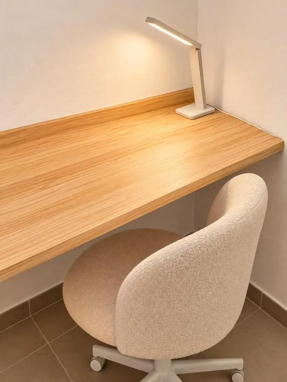 Escritorio de madera con silla y lámpara del Estudio Don Pedro II Bajo