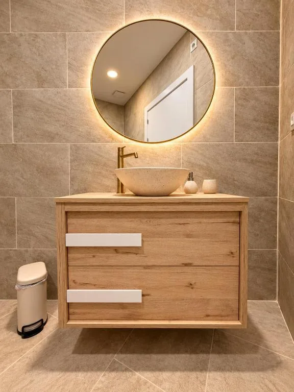Mueble de baño con lavabo y espejo iluminado del Estudio Don Pedro II Bajo