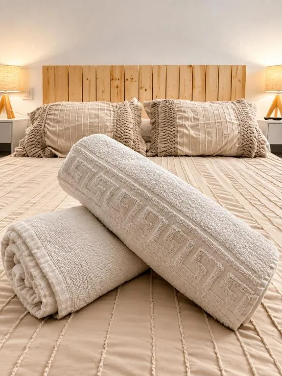 Detalle de la cama doble y las toallas del Estudio Don Pedro II Bajo