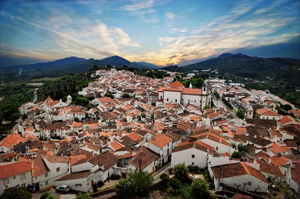 Vista panorámica de Castelo de Vide con casas blancas, tejados e iglesia