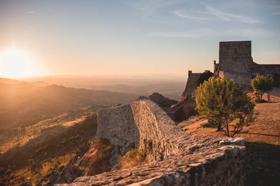 Castillo y murallas de Marvão al atardecer sobre el paisaje del Alentejo