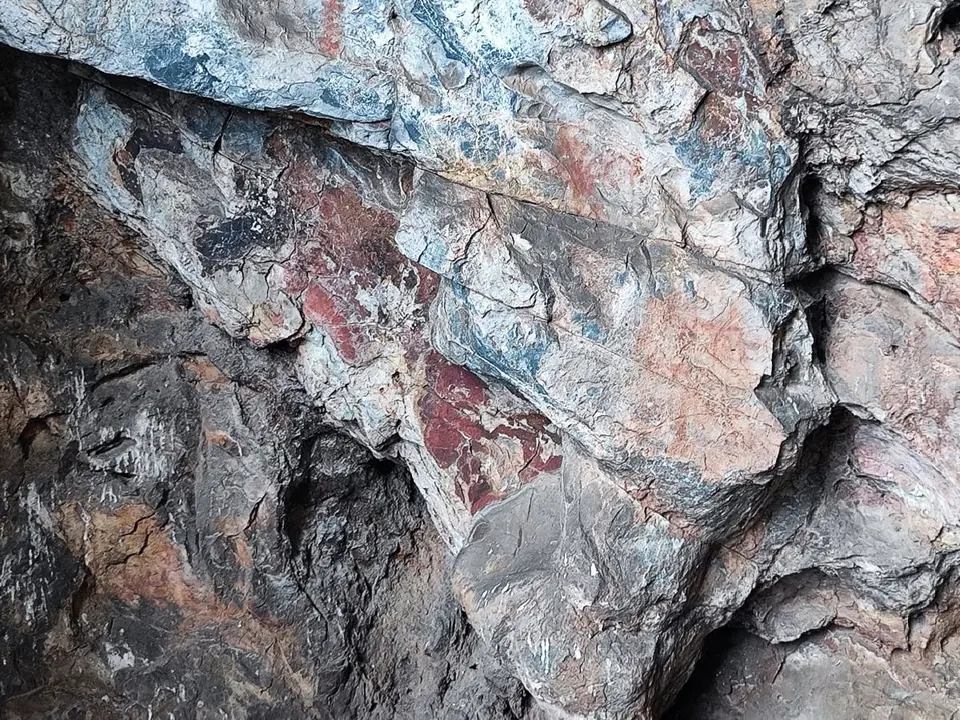 Pinturas rupestres rojizas sobre la roca del abrigo de Puerto Roque
